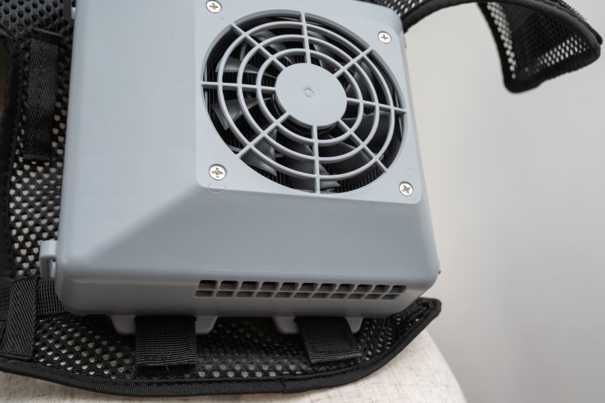 正面は吸気、上部と下部のスリットから排気される