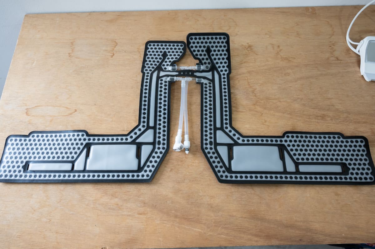 冷却シートの構造。黒い丸のあるエリアに水が流れる