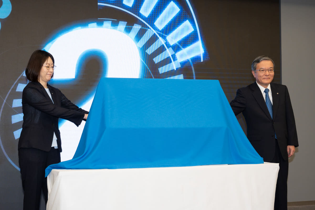 カウントダウンで新コーポレートロゴを披露。左はNTT 執行役員 広報部門長の関根万紀子氏