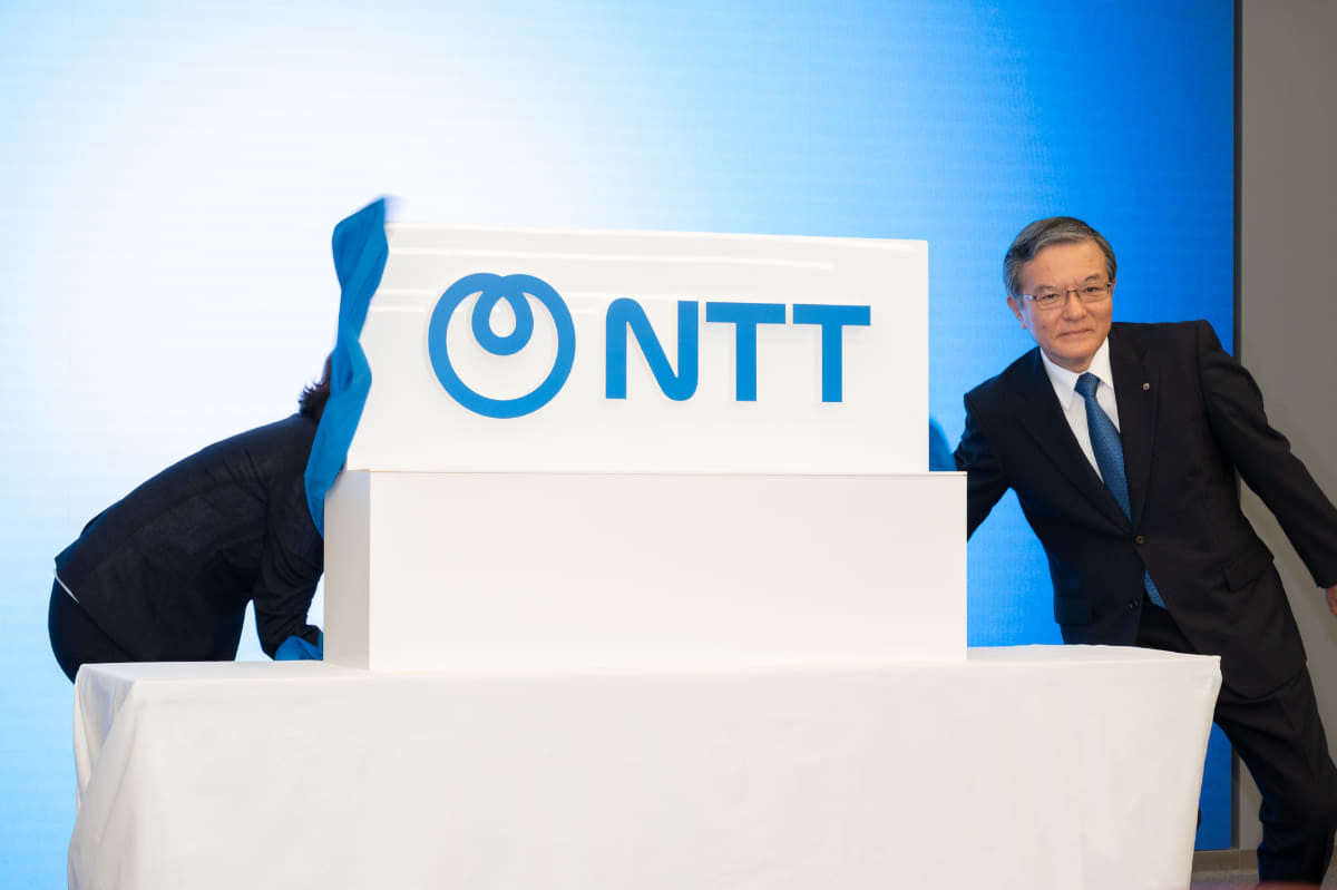 社員を前にスピーチ