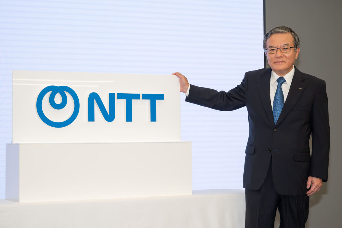 NTT 代表取締役社長 社長執行役員 CEOの島田明氏。新コーポレートロゴを改めて披露した
