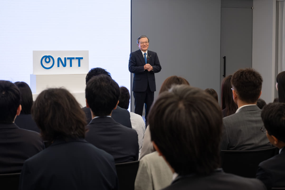 社員を前にスピーチ