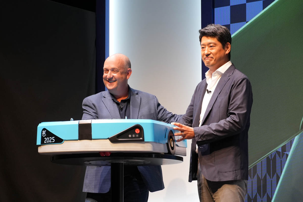 100万台目のロボット。右はアマゾンジャパン　ジャパン オペレーション代表の島谷恒平氏