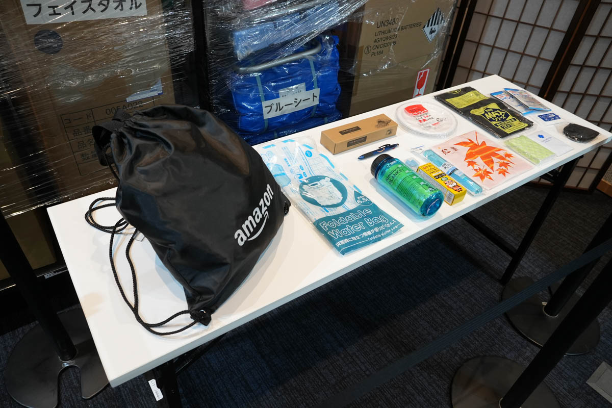 災害時にAmazonが支援物資を提供する拠点「Disaster Relief Hub」で備蓄される物資