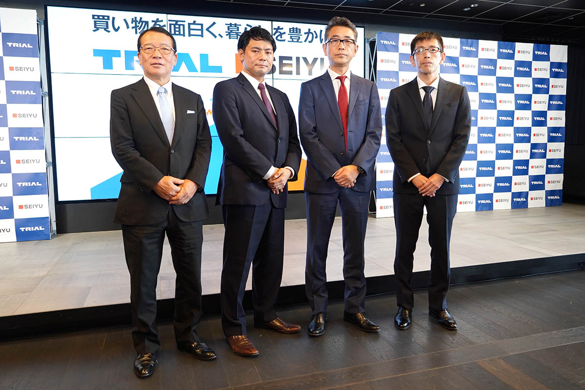 左から、西友 取締役副会長 大久保恒夫氏、トライアルHD 代表取締役社長 兼 西友 取締役会長 永田洋幸氏、西友 代表取締役社長 楢木野仁司氏、西友 執行役員経営企画本部長 武田正樹氏