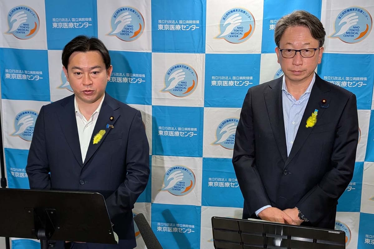 デモンストレーション体験後に記者団の囲み取材での質問に答える厚生労働大臣の福岡資麿氏(左)とデジタル大臣の平将明氏(右)