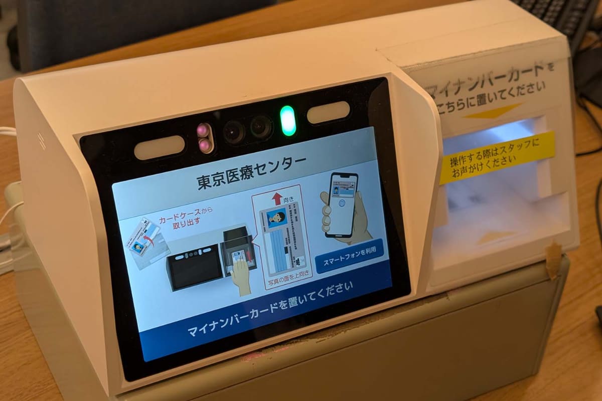 実証実験が行なわれている顔認証付きカードリーダーの画面。スマホ対応のボタンが追加されている