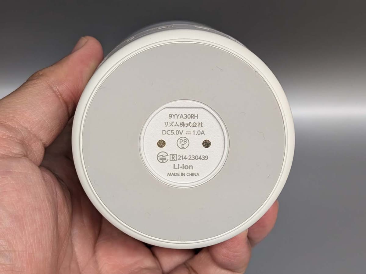 底面。マグネット内蔵でスチール面および専用充電スタンドに吸着できます