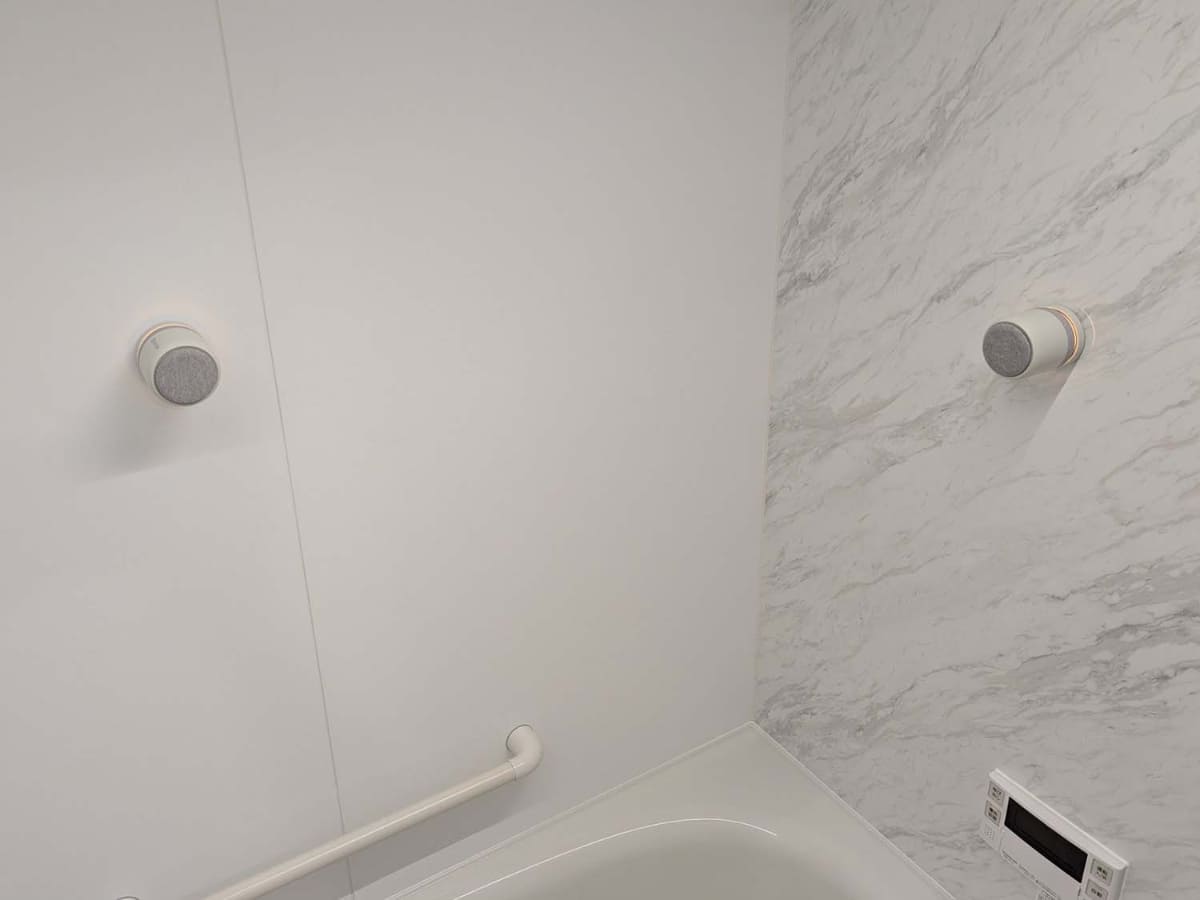 位置は自由に変更できます。水がかかるのが心配であれば天井近くに配置できます