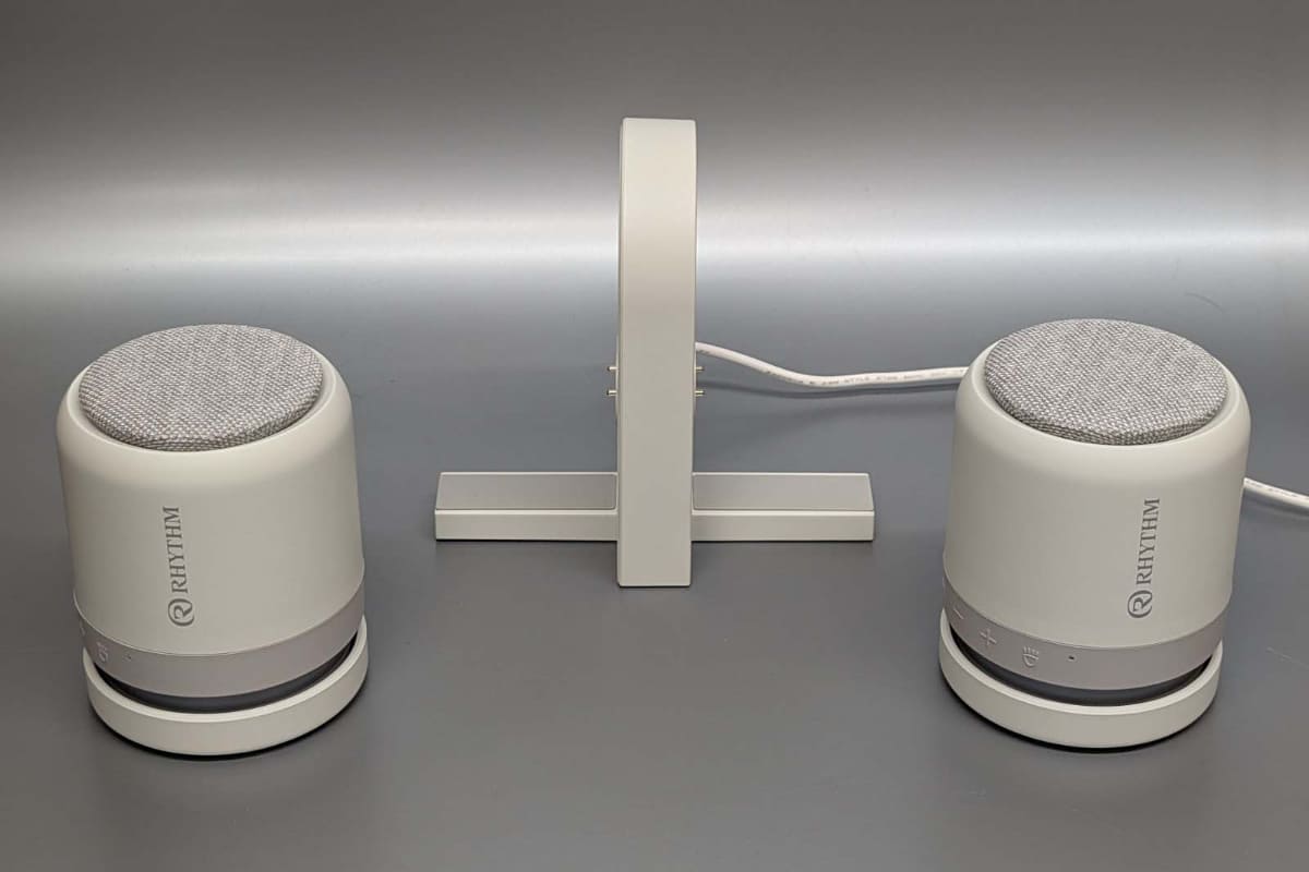 専用充電スタンド(中央)を同梱。ちなみにスタンドの防水性能はIPX5相当