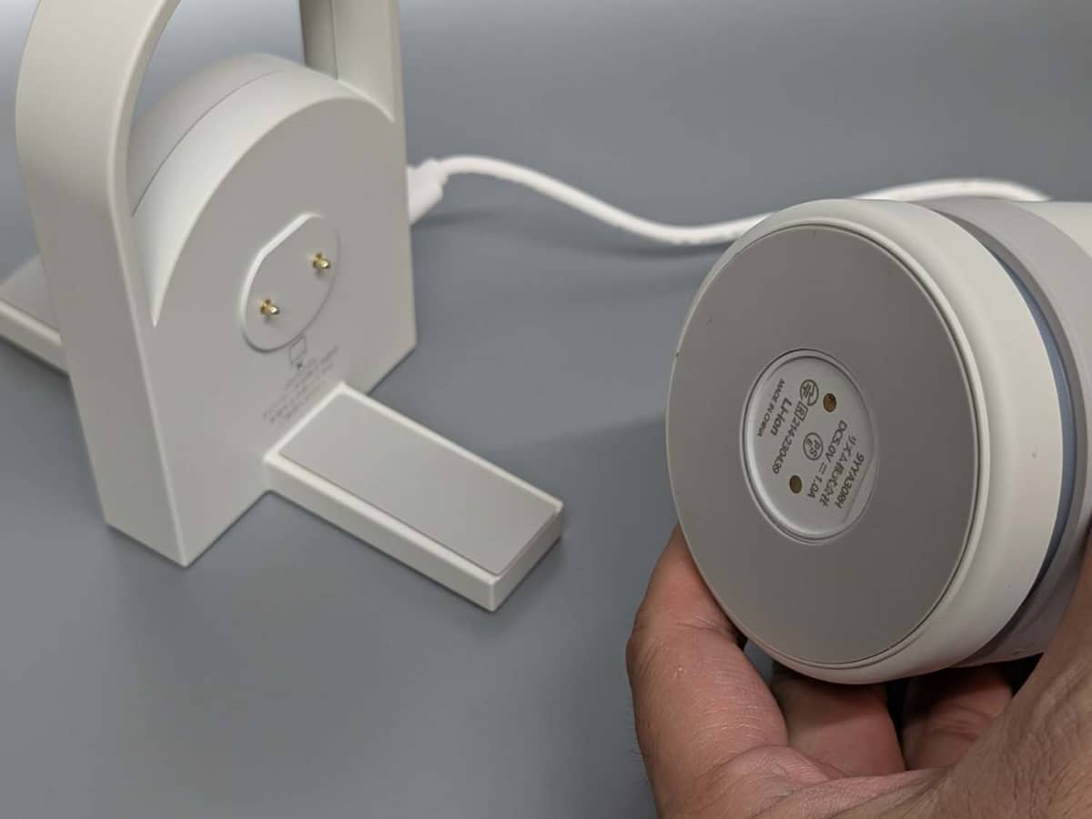 端子の位置を合わせて吸着させることで充電が行なえます。フル充電には2.5時間必要