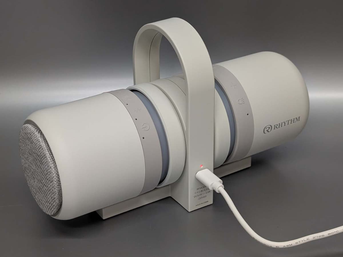 充電中。このままの状態で室内で使うこともできます。連続使用時間は20.5時間