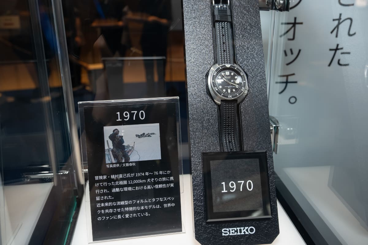 1970年、150m防水と独特のフォルムでタフな性能を実現。植村直己氏が1974～76年の北極圏12,000kmの犬ぞりの旅に携行