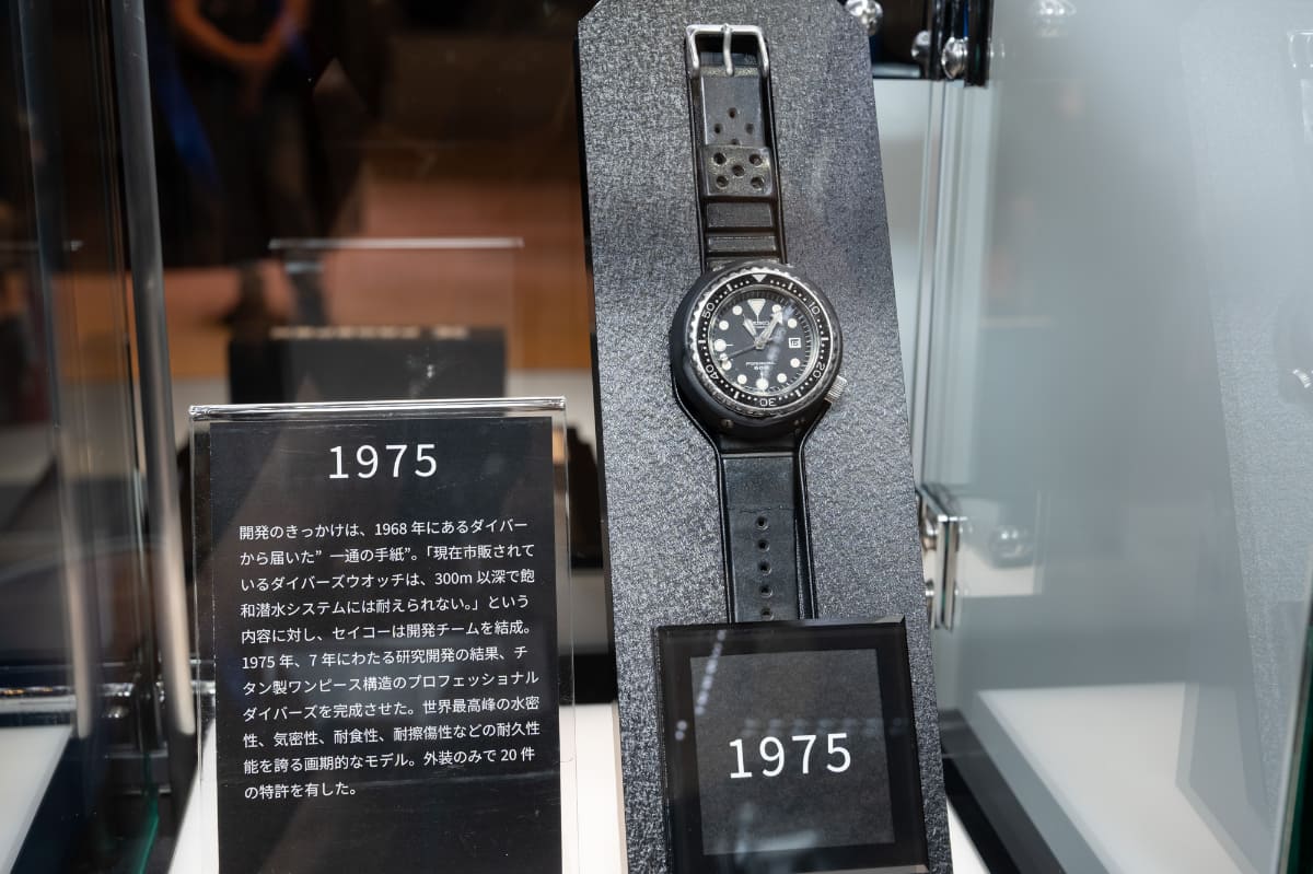 1975年、ある潜水士からの手紙をきっかけに開発。チタン外装で飽和潜水に対応する600m防水。独自の外胴ケースも特徴で、愛称は「ツナ缶」