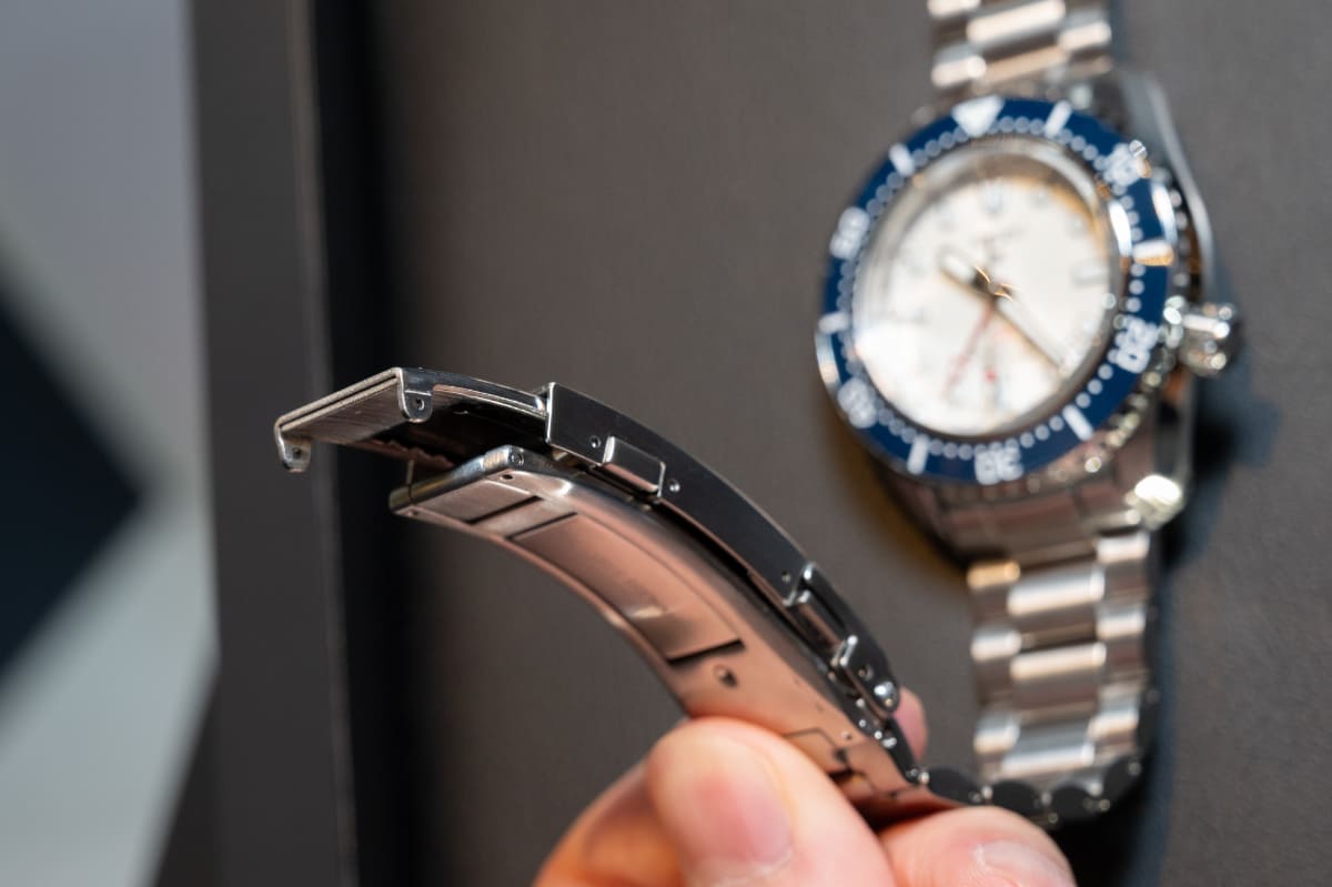 最新モデルの一部で採用されている、長さの微調整が可能なバックル。専用の両側プッシュボタンを備え、バックルを開けずに操作できる