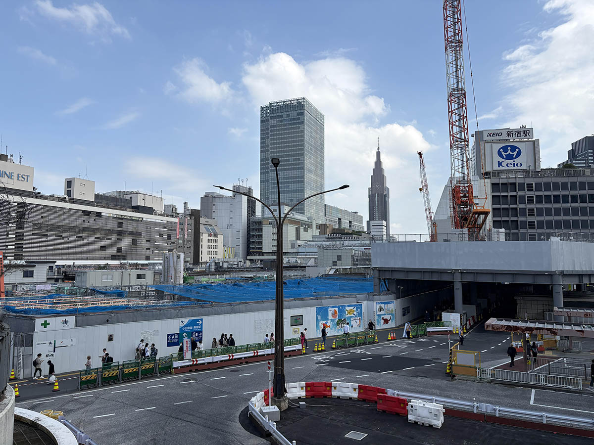 新宿駅西口 小田急本館跡地前(4月24日撮影)