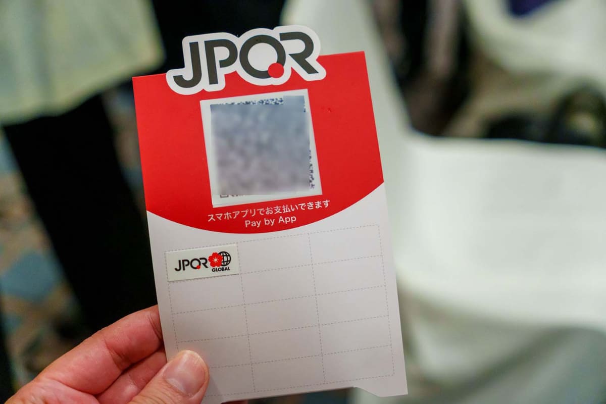 JPQRでは、対応している決済サービスをシールで追加していく。これはJPQR Globalだけが対応しているパターンで、下段に追加していく形