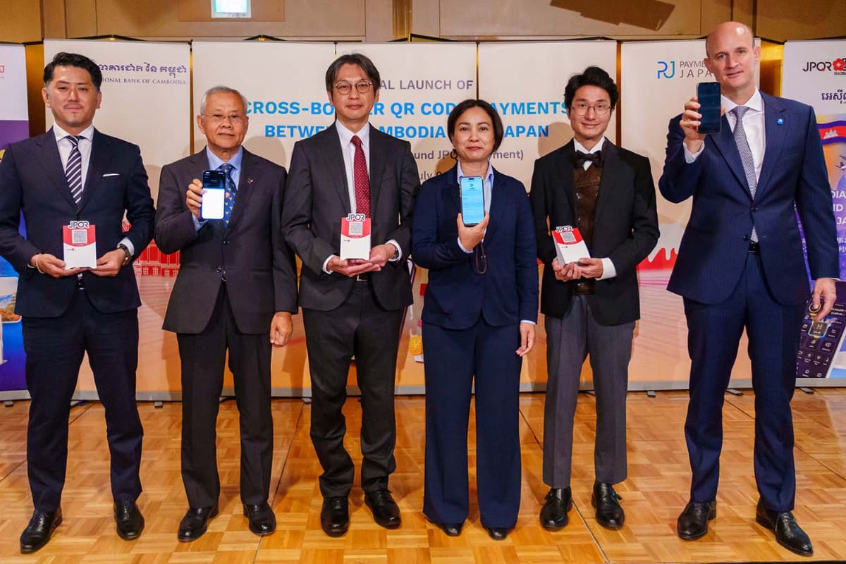 関係者の集合写真。中央はSerey氏、その左はキャッシュレス推進協議会事務局長の福田好郎常務理事。一番左はネットスターズの取締役COOの長福久弘氏