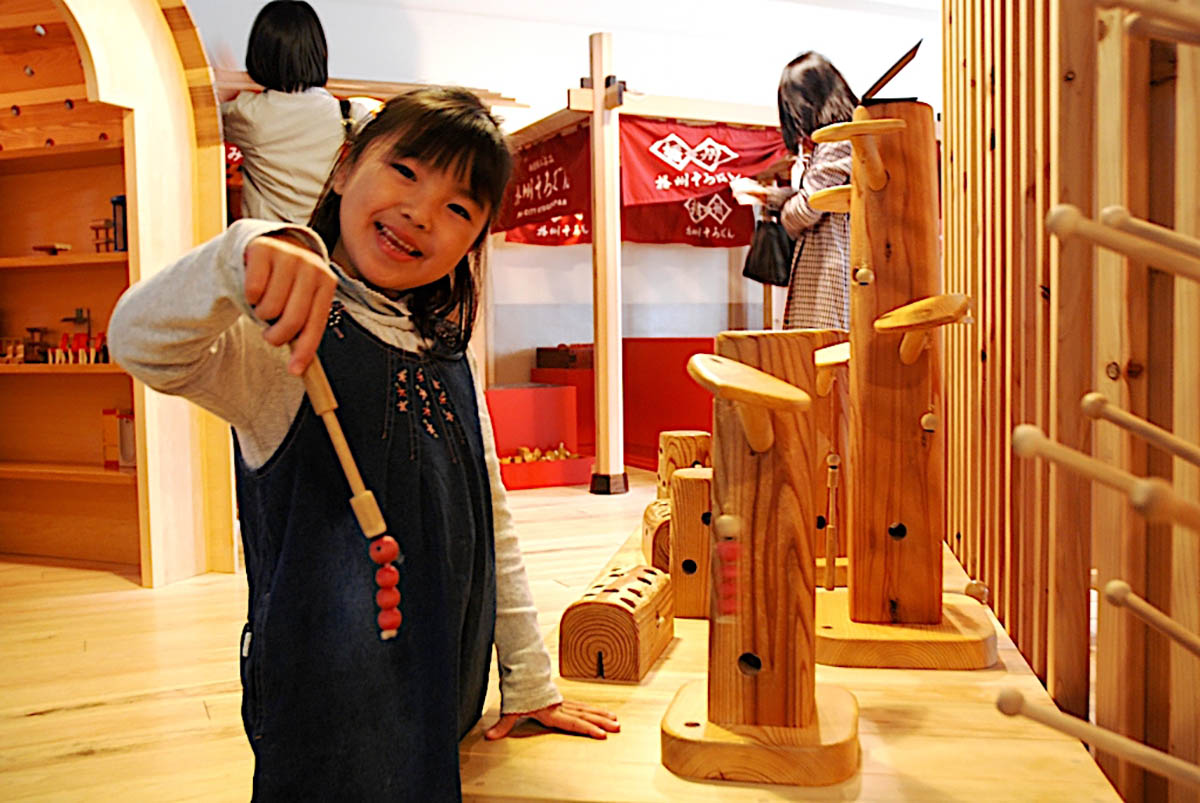 東京おもちゃ美術館では館内のおもちゃを手にとって思い思いに遊ぶことができる(写真提供：東京おもちゃ美術館)