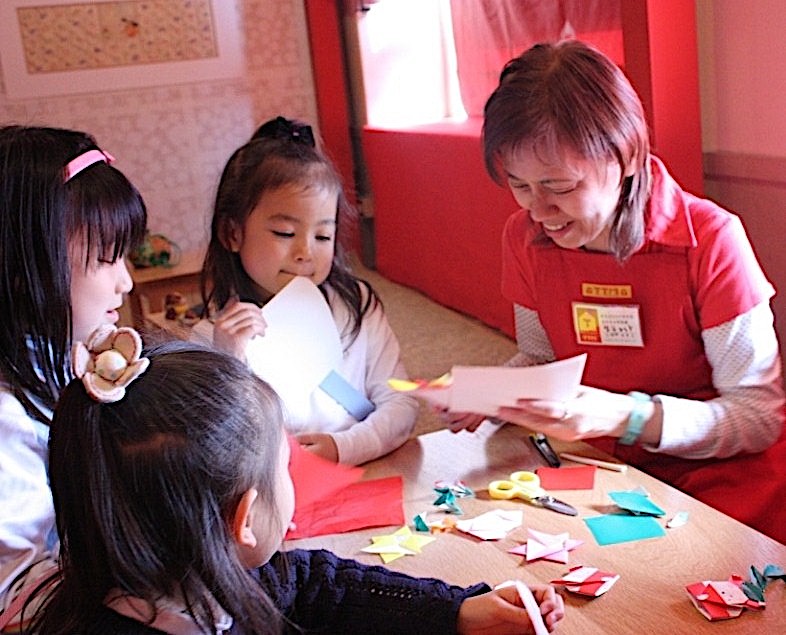 おもちゃ学芸員と一緒に遊ぶことで、遊びを教わる子供たち(写真提供：東京おもちゃ美術館)
