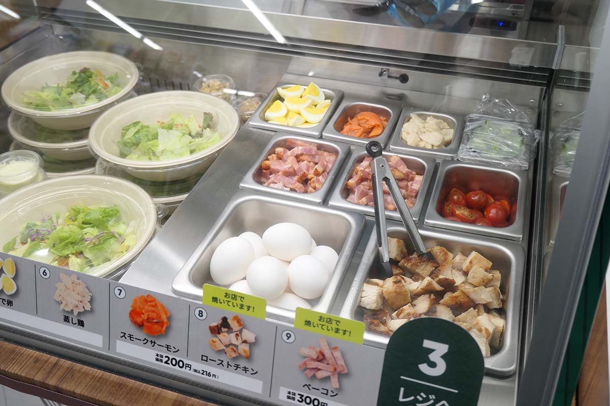 ベースサラダにトッピングを選んで仕上げる「できたてBOWL SALAD」