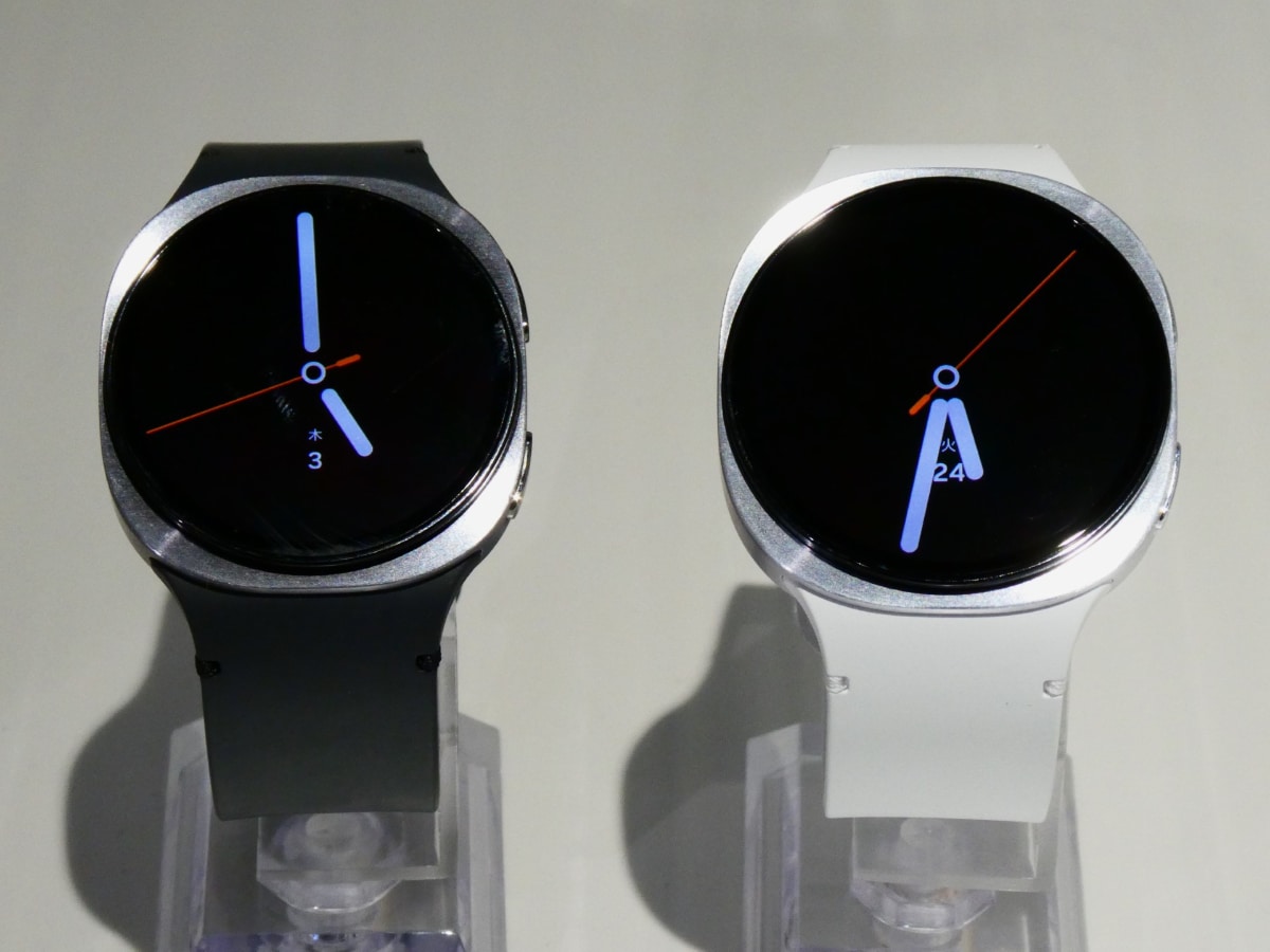 Galaxy Watch 8。左からグラファイトとシルバー
