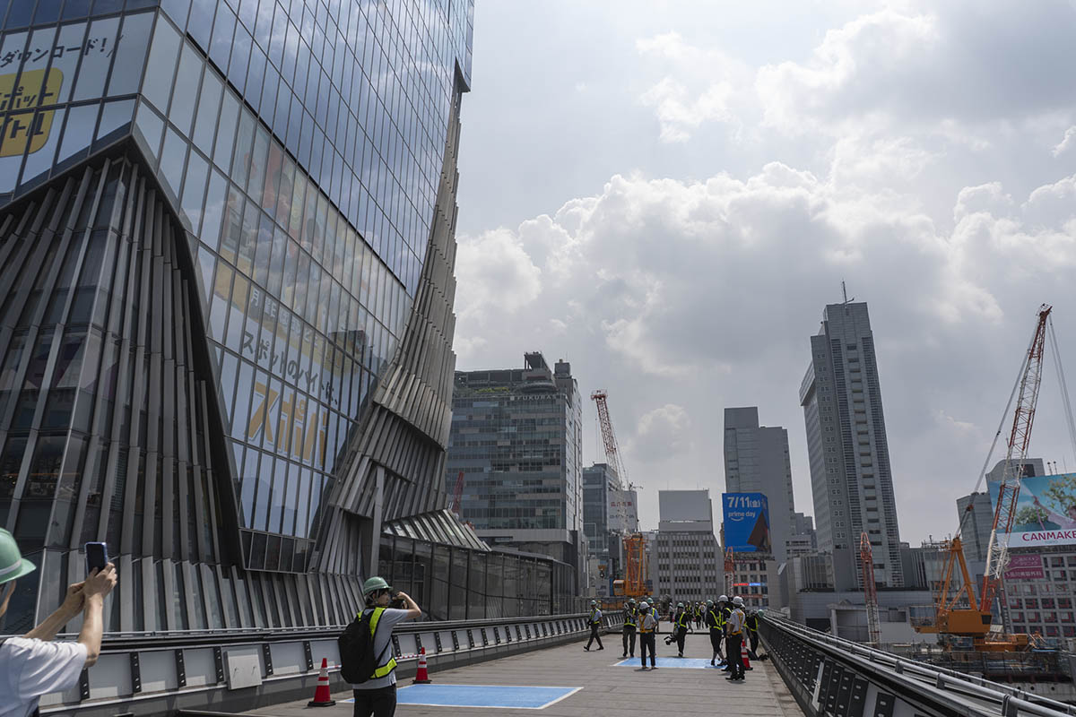 渋谷ヒカリエ側から見た歩行者デッキ。左手前がスクランブルスクエア、左奥がフクラス、右の高い建物がマークシティ