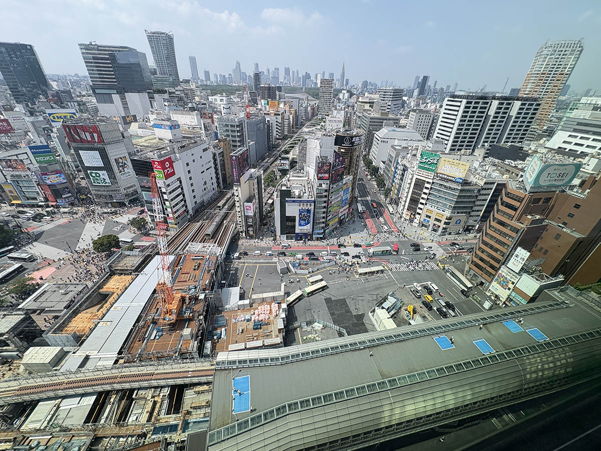 スクランブルスクエア東棟15階から新宿方面を望む。写真下側にあるのが、スクランブルスクエアの目の前に位置する歩行者デッキ。今後、JR渋谷駅側(写真左側)に向かって設置工事が進められる
