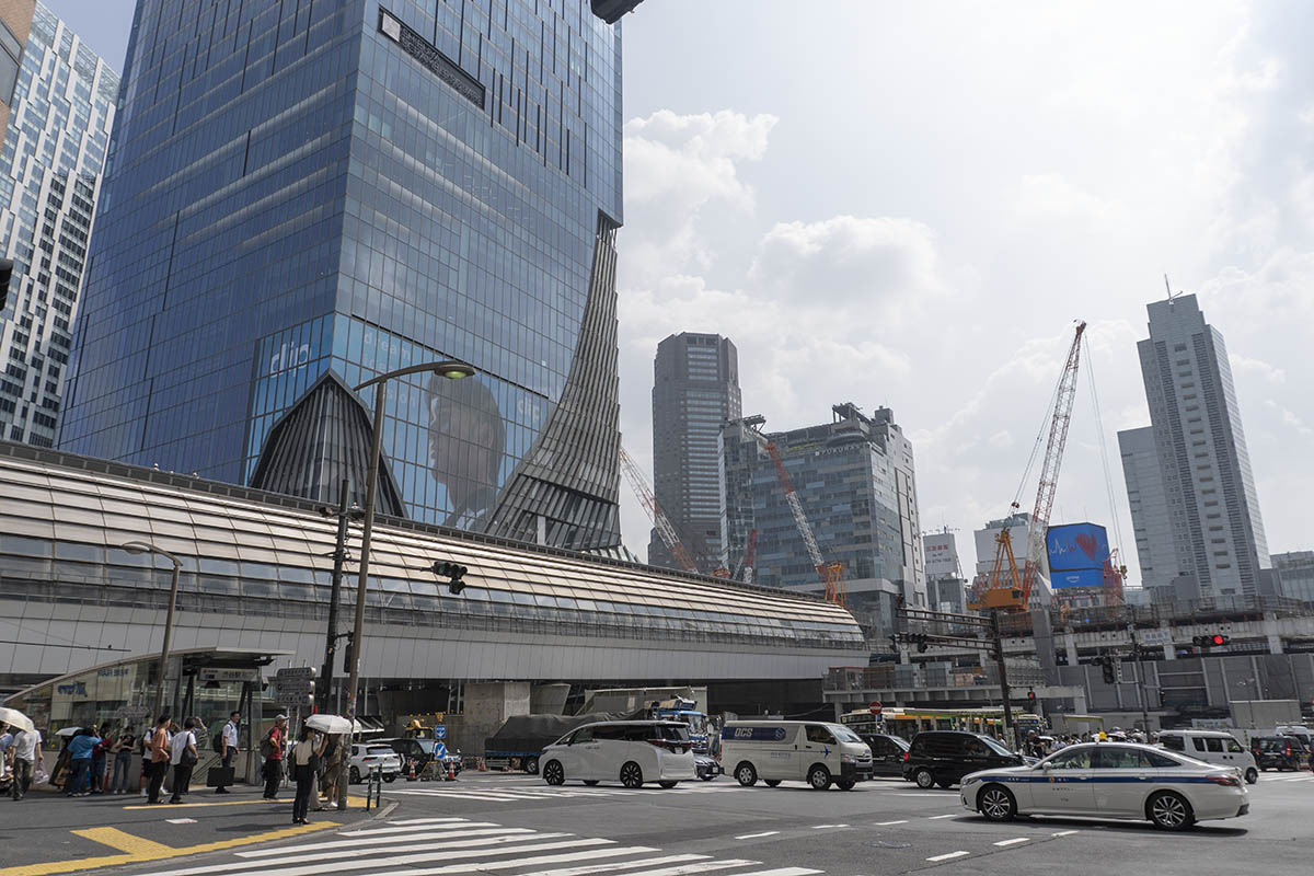 宮益坂下交差点より。道路頭上を横切っているのが銀座線渋谷駅で、その上に歩行者デッキが整備される。その後ろはスクランブルスクエア
