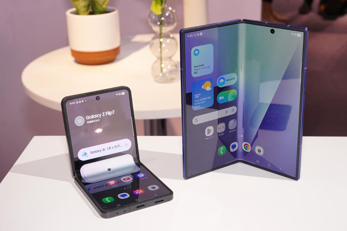 Galaxy Z Fold7(右)とGalaxy Z Flip7(左)