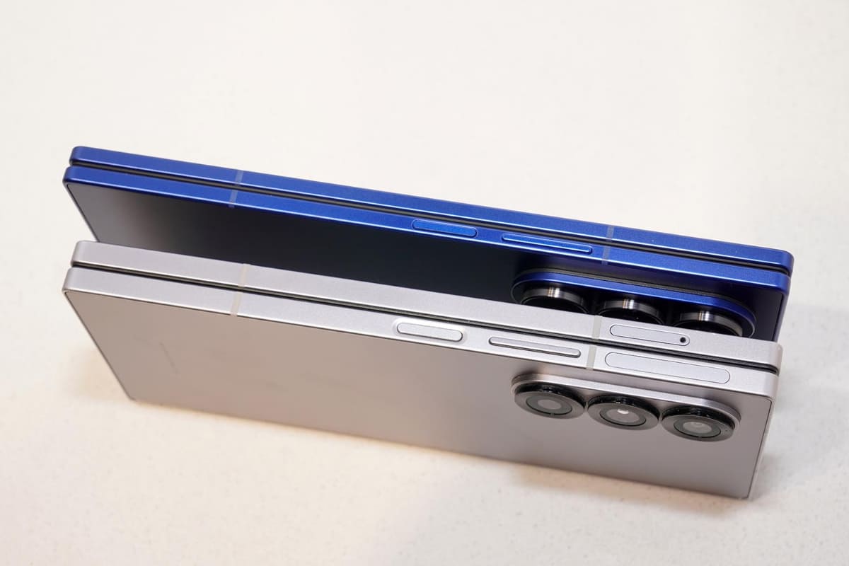上がGalaxy Z Fold7、下がFold6。1世代しか違いがないが、薄型化が一気に進んでいることが分かる
