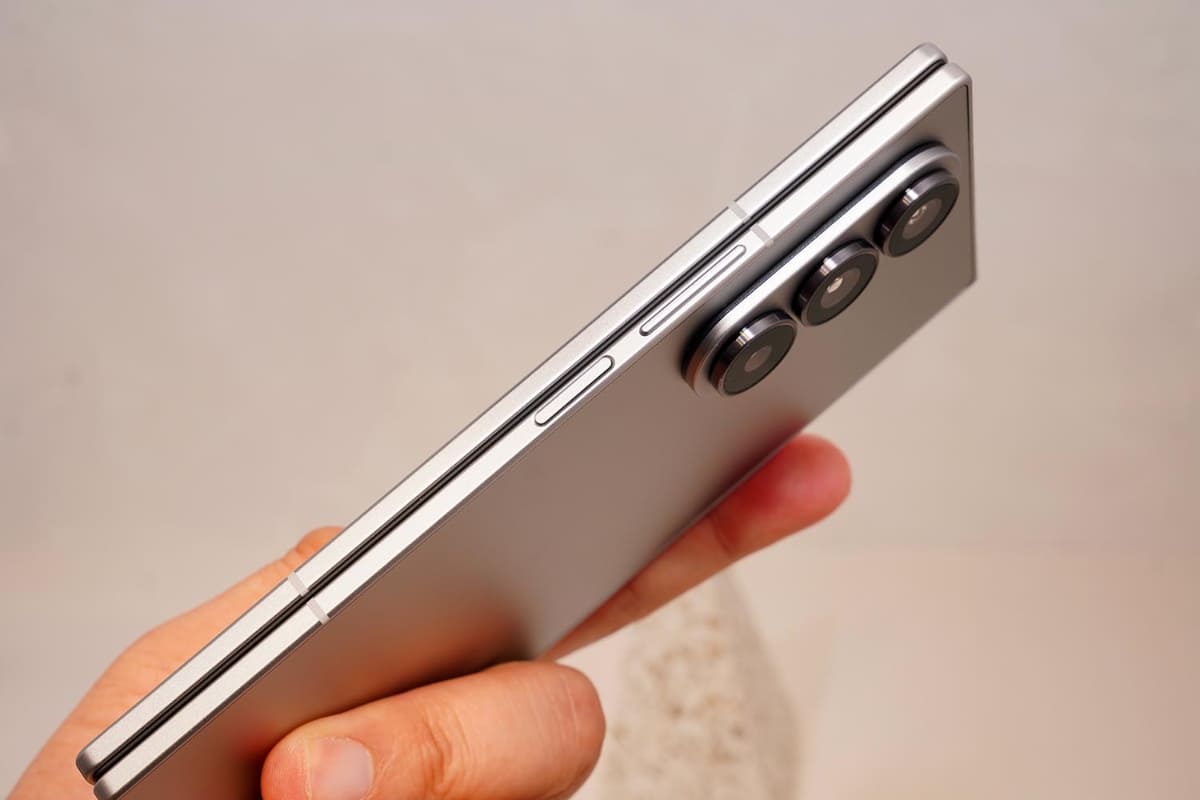 折りたたんでも、厚さはGalaxy S25 Ultraとほとんど変わらない