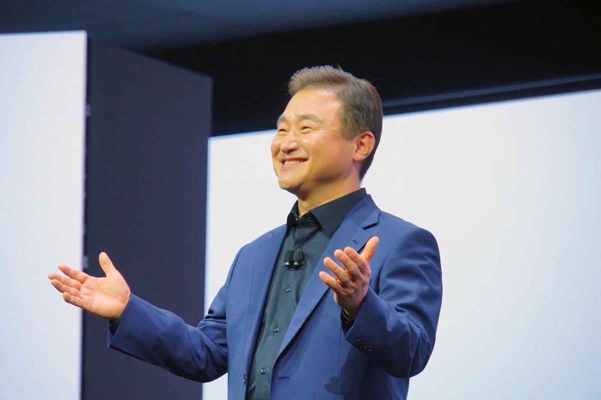 新機種を発表した社長兼DX部門長代理・MX事業部長のTMロー氏