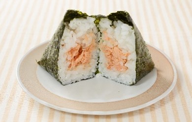 手巻おにぎり 炙り熟成紅鮭(221円)