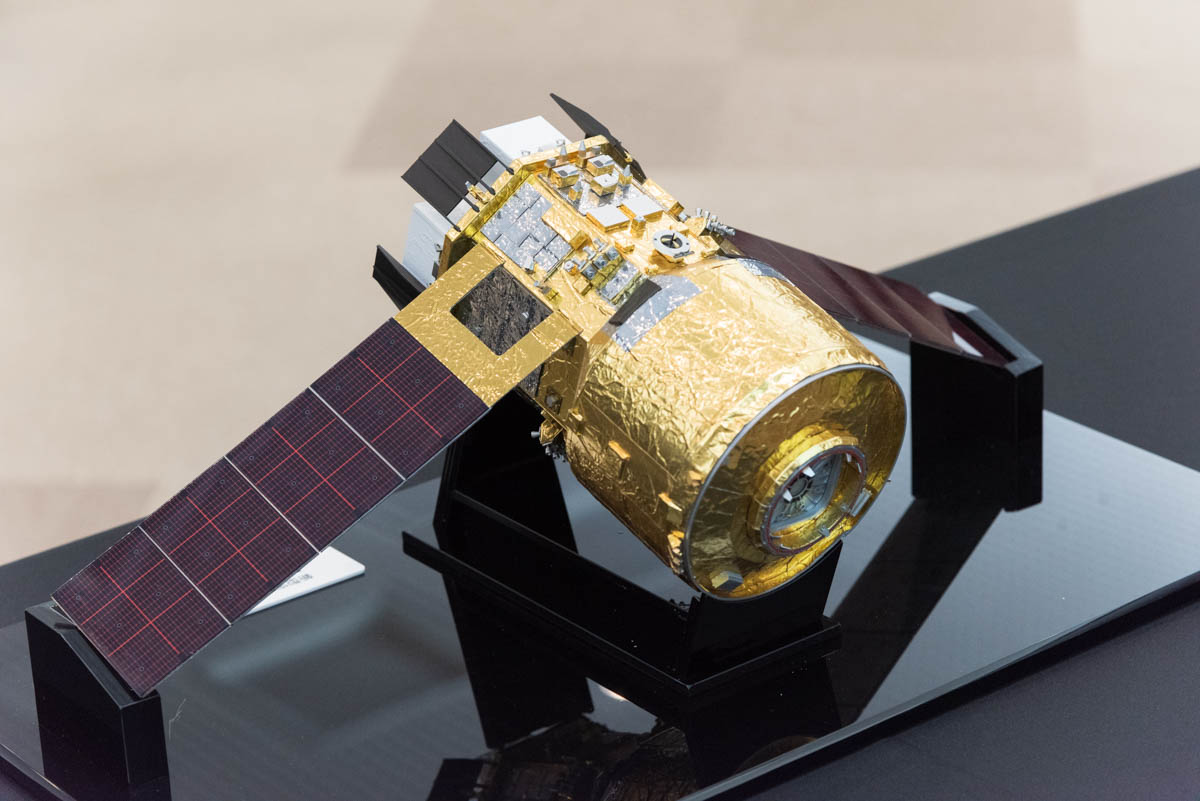 太陽電池パドルを広げた状態のHTV-X(模型)(撮影:小林伸)