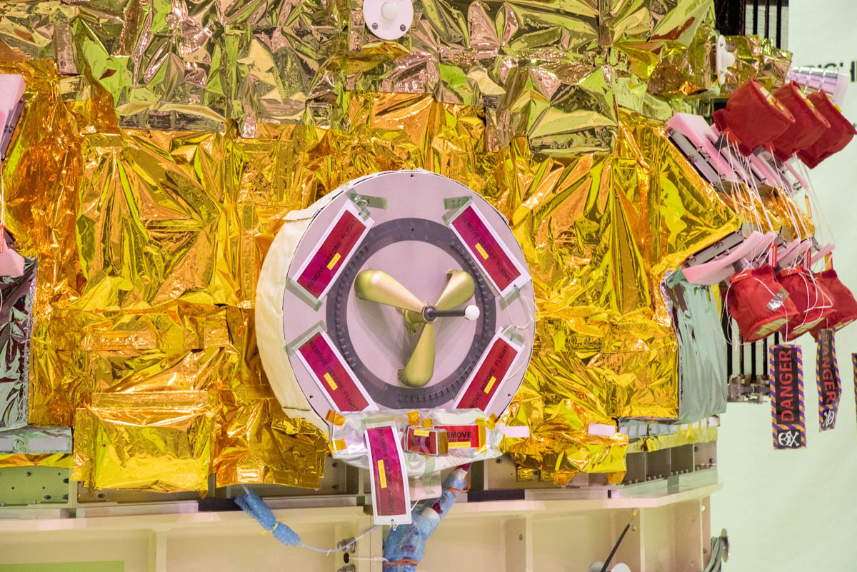 中央のPVGF(Power Video Grapple Fixture)はISSに到着したHTV-Xをロボットアームで捕捉するための把手。電力供給も可能になっている(撮影:小林伸)