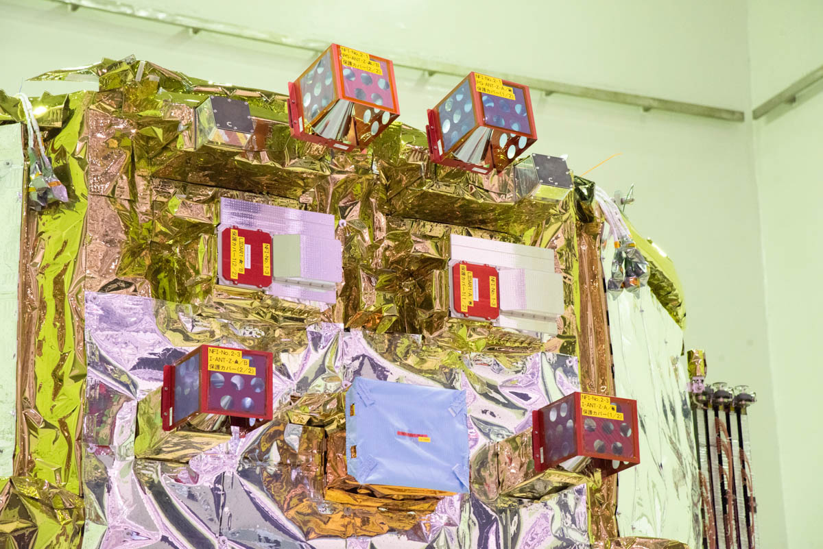 上部の突起はISSや地上局と通信するためのアンテナ、上から2列目の突起はISSとの距離や相対位置を測定する相対航法センサ(主)、3列目中央は同じく相対航法センサ(従)、3列目の左右は米国のデータ中継衛星(TDRS)との通信アンテナ(撮影:小林伸)