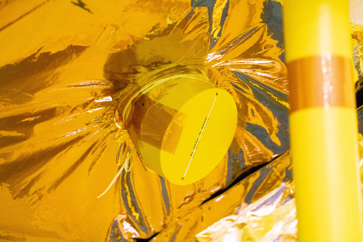 HTV-X 1号機のMt.FUJI取り付け位置(上)とカバーで覆われたMt.FUJI(撮影:秋山文野)