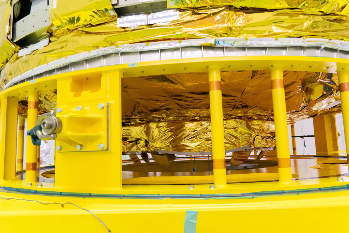 HTV-X 1号機のMt.FUJI取り付け位置(上)とカバーで覆われたMt.FUJI(撮影:秋山文野)