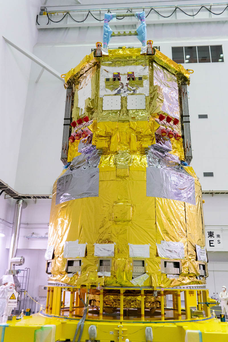 後ろ側から見たHTV-X 1号機の全体像。上端のフレームは1号機の軌道上実証ミッション「DELIGHT」の動作に不具合があった場合に機体を保護するバンパー(撮影:秋山文野)