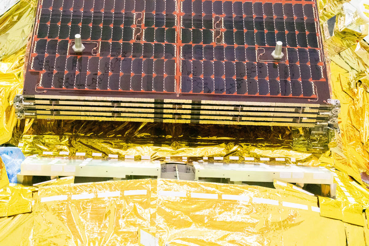 機体側面の太陽電池パドルのすぐ下に超小型衛星放出機構(H-SSOD)を搭載する板状のデッキが設けられている(撮影:秋山文野)