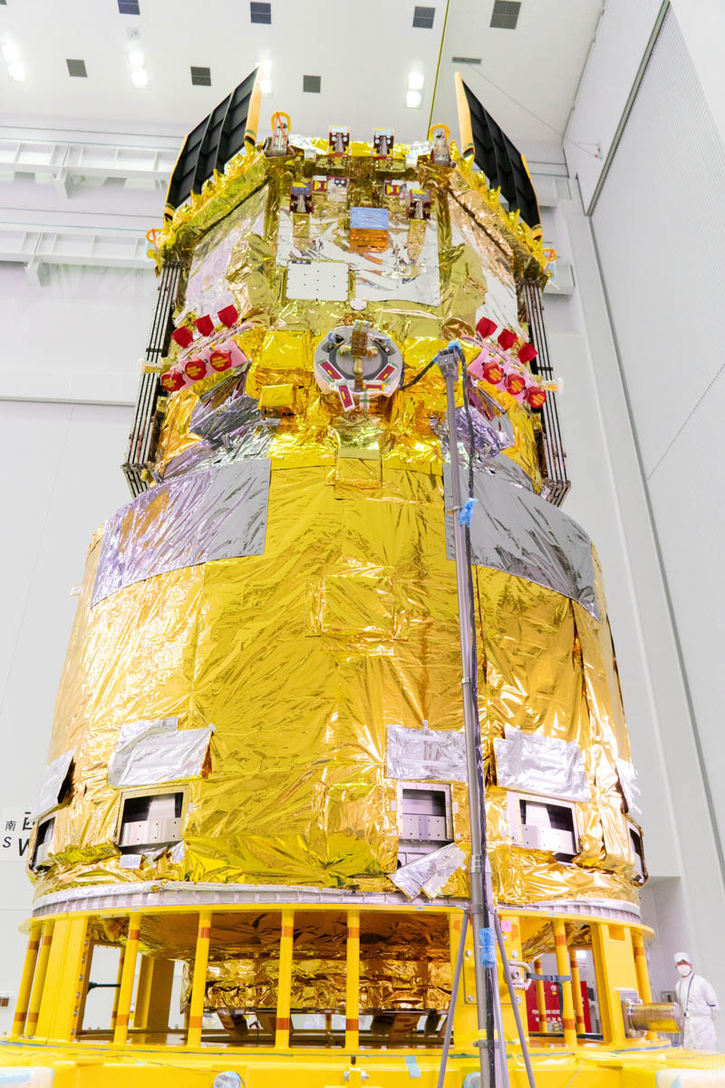 前面から見たHTV-X 1号機。与圧モジュールの上にサービスモジュールを積み上げた構成となっている。上部の黒い板は熱を遮り曝露カーゴを保護する遮蔽壁(撮影:秋山文野)