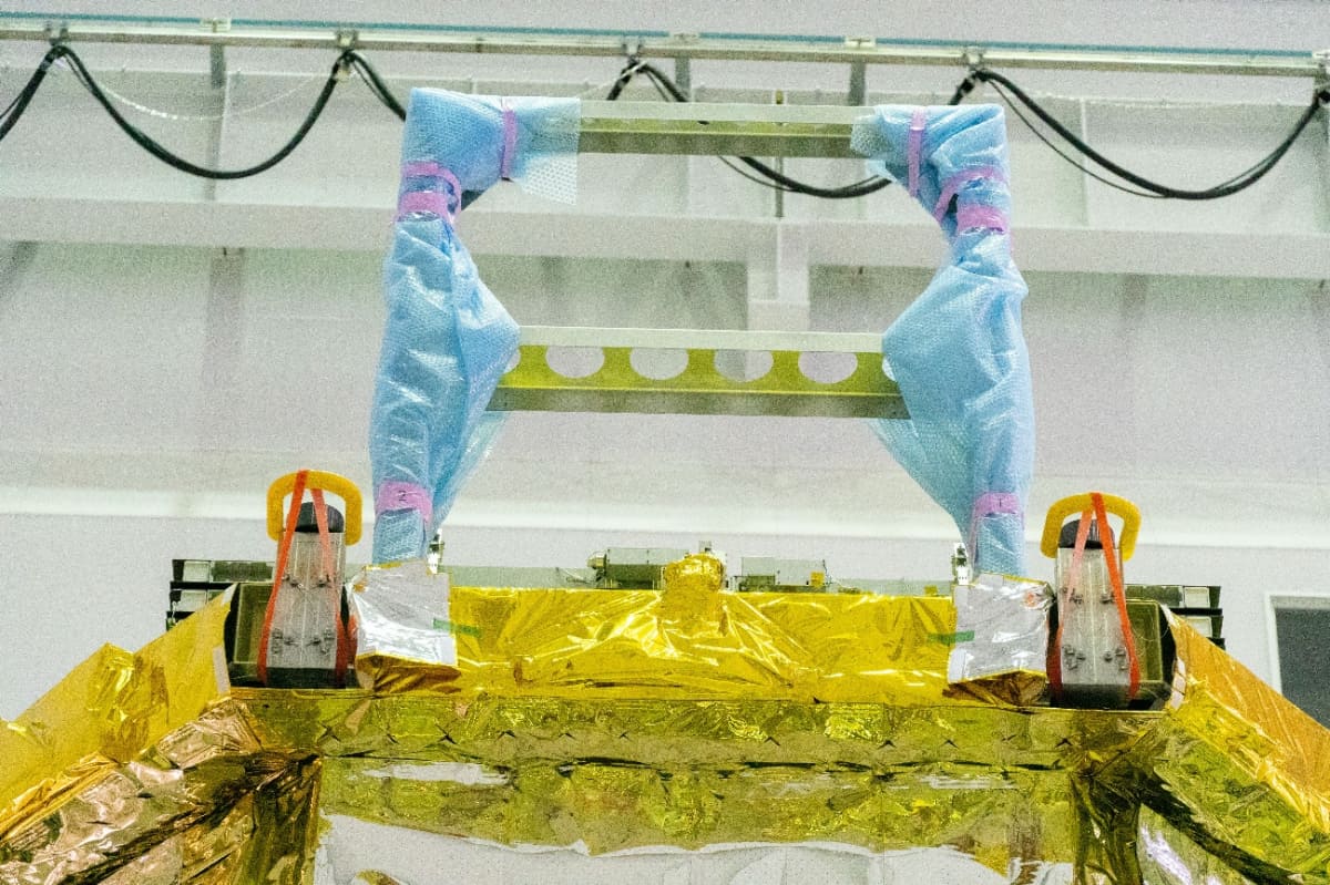 DELIGHTの安全用バンパー(上)と畳んだ状態で一部が見えているDELIGHT(下)(撮影:秋山文野)