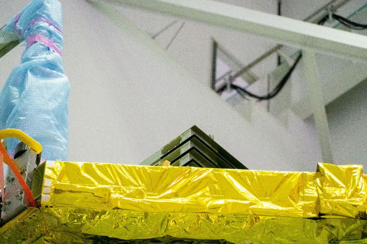 DELIGHTの安全用バンパー(上)と畳んだ状態で一部が見えているDELIGHT(下)(撮影:秋山文野)