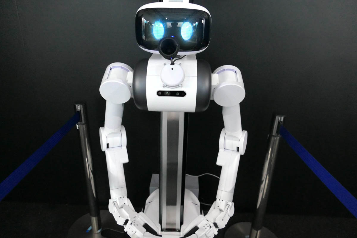 待機ゾーンほか、会場内の3カ所に案内ロボットの「ugo pro」が設置されている