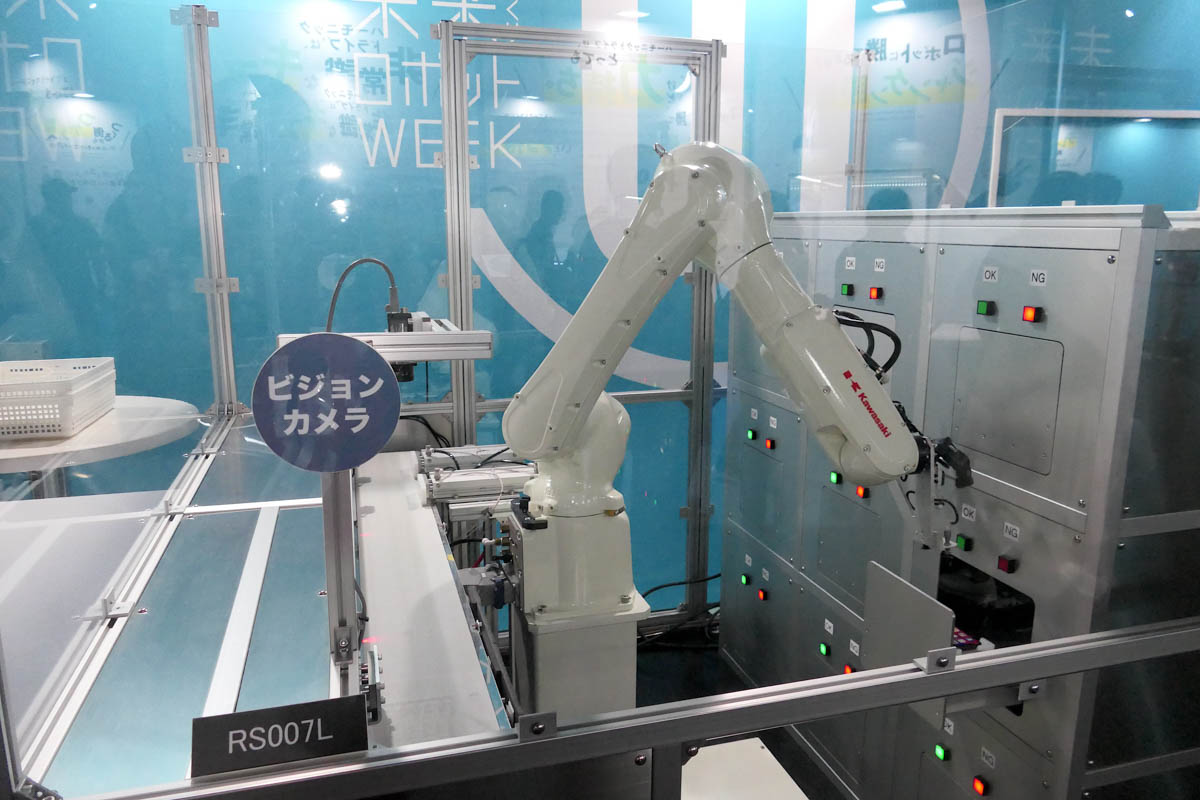 川崎重工によるスマホ検査ロボットのデモ
