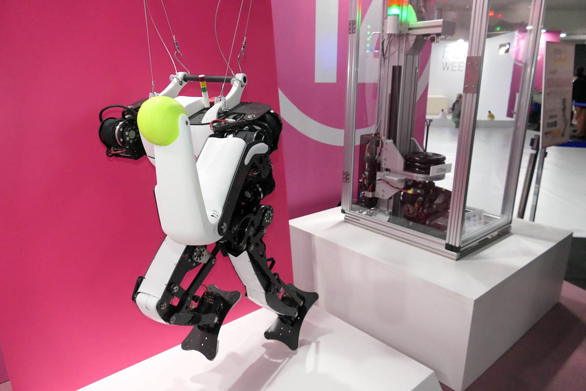 THKは俊足のヒューマノイドロボット「FRED」を紹介
