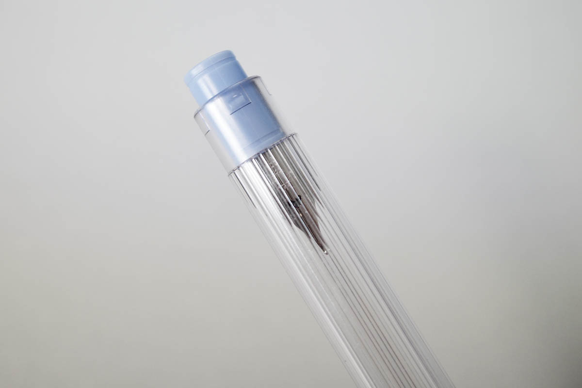 ペン先はひっくり返してペン軸の中に収納できる