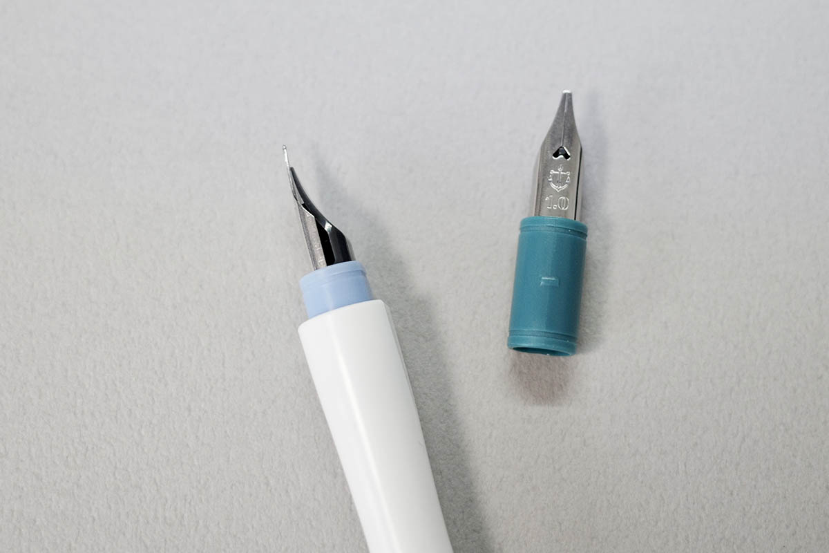 ペン先の裏の黒っぽく見えるものがリザーバーパーツ