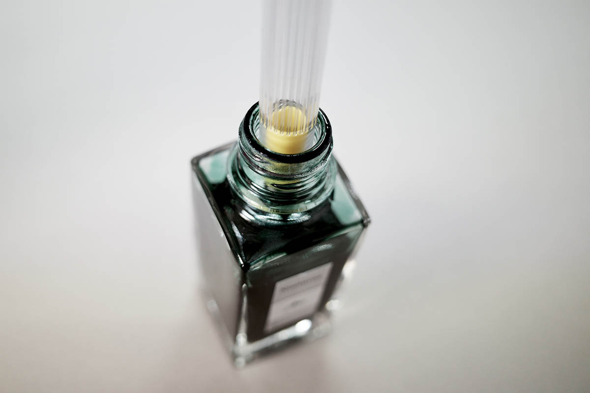 口の細いボトルだとペン軸が汚れてしまう